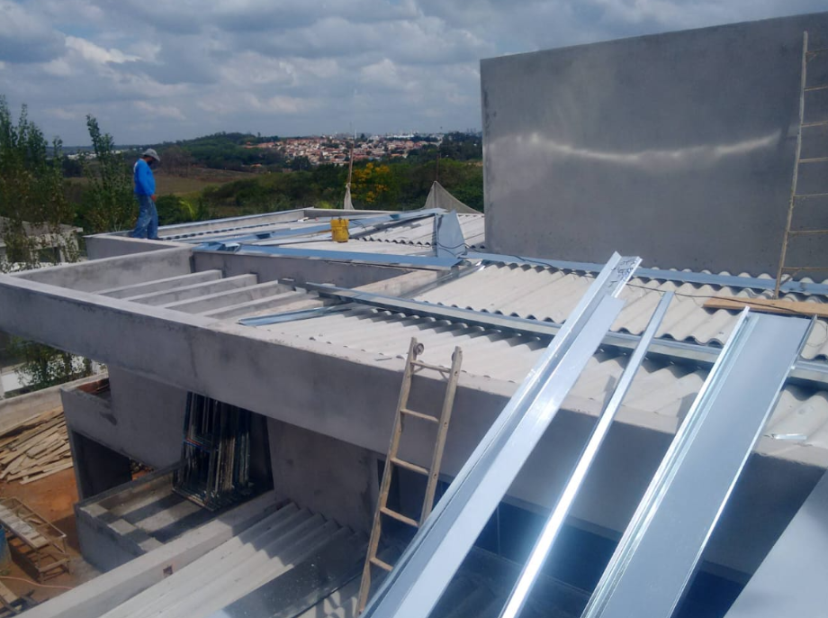 Telhado metálico em obra residencial