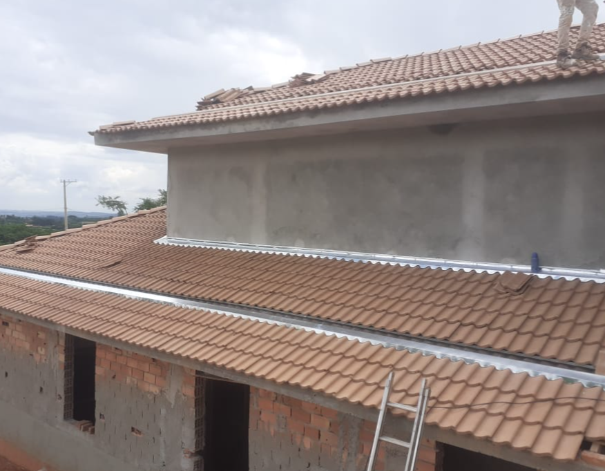 Calha em telha colonial